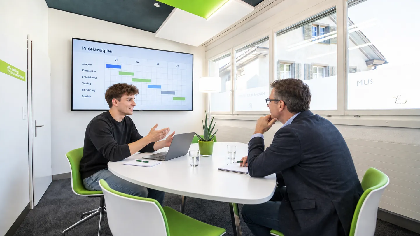 Ein Entwickler digitales Business Lernender in einem Sitzungszimmer im Kundengespräch.